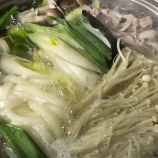 白葱とエノキと牡蠣と豚肉いり✨うどん鍋(^^)